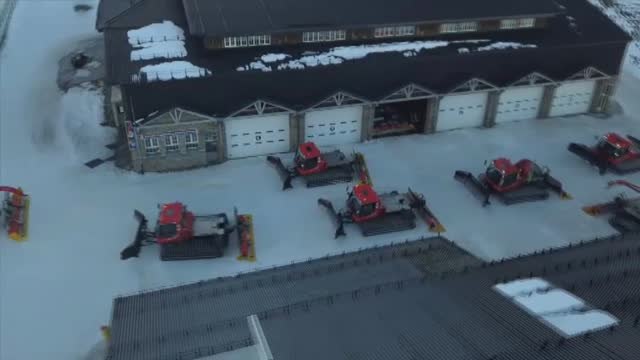 Acompañamos a trabajadores de Sierra Nevada en su trabajo sobre las pistas