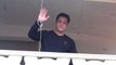 Salman Khan waves hand to say thanks to fans on his birthday | FilmiBeat