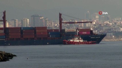 Kıyıya çarpan gemi römorkörler eşliğinde Yenikapı sahile getirildi