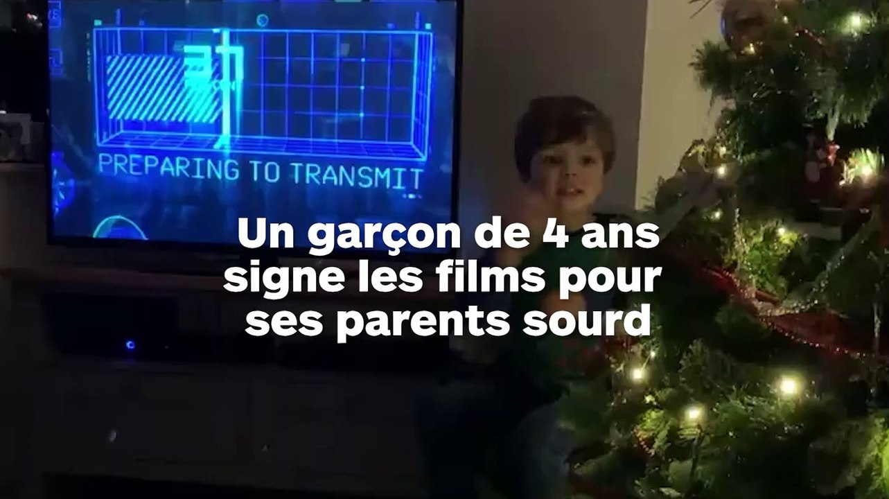 Un garçon interprète les films en langue des signes pour ses parents sourds