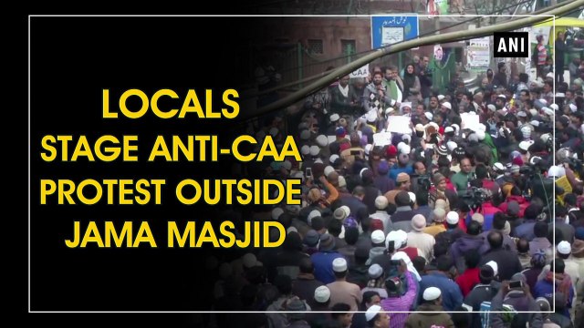 Locals stage anti-CAA protest outside Jama Masjid