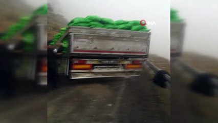 Kömür yüklü tır kontrolden çıktı