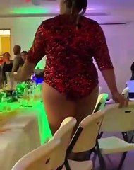 Une fille monte sur une table en pleine soiree et saute dessus