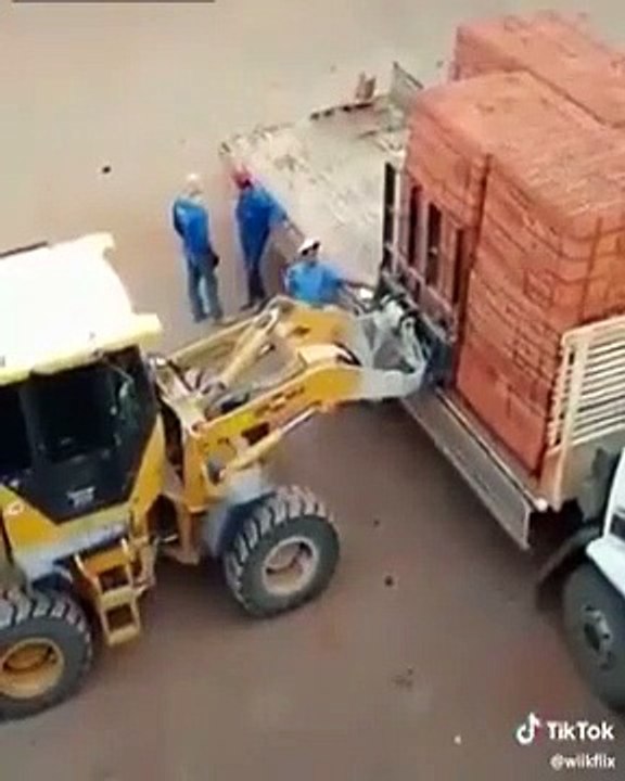 Un ouvrier se rate completement en voulant decharger des briques d'un camion