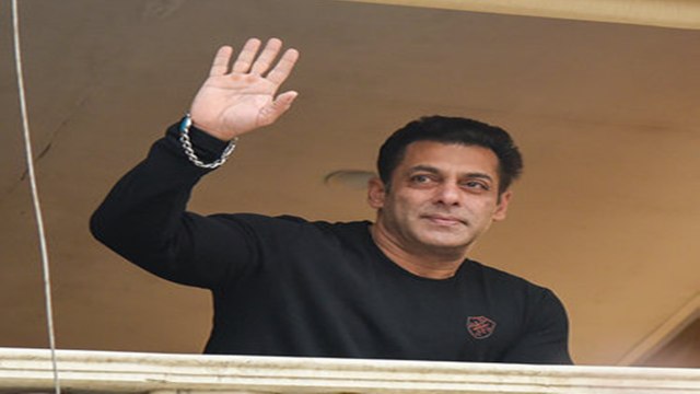 UNCUT | Salman Khan Waves His Hand Outside Galaxy Apartment For Fans On His 54th Birthday