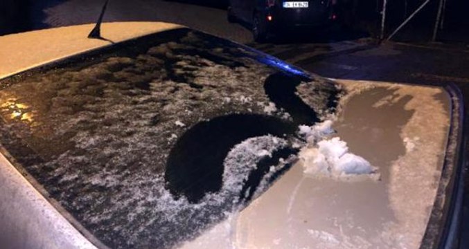 Akşam saatlerinde İstanbul'a mevsimin ilk karı yağdı! Otomobiller beyaza büründü