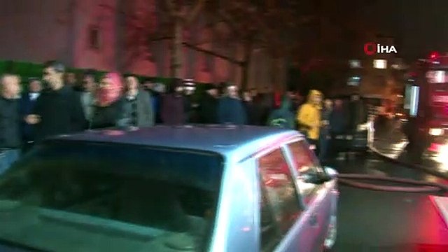 Ataşehir’de 4 katlı binanın çatısındaki yangına itfaiye böyle müdahale etti