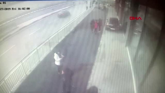 Sultanbeyli'de otomobilin yayaya çarpma anı kamerada
