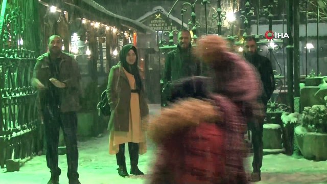 Erzurum’da lapa lapa kar kenti beyaza bürüdü