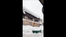 Quand le poids de la neige détruit une maison... Impressionnant