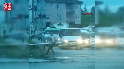 Hemzemin geçitteki bariyeri söküp yolcu minibüsünü raylardan geçirdi