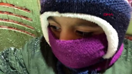 Kars'ta beklenen kar yağdı, vatandaşlar halay çekti