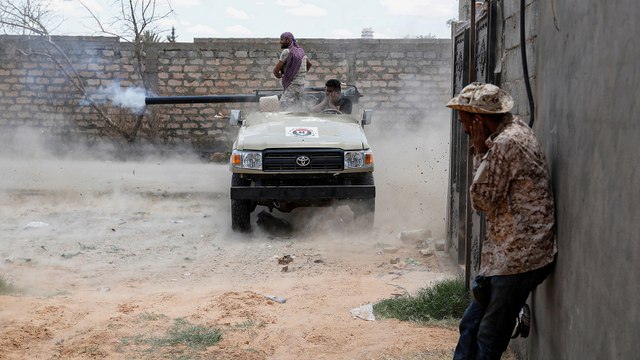 قوات الوفاق الليبية تصد تقدما لقوات حفتر على طريق المطار بطرابلس