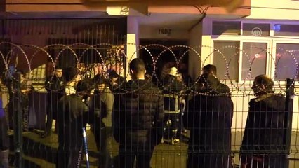 Ev yangınında mahsur kalan 11 kişi kurtarıldı