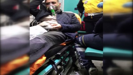 Avcılar'da iki otomobil çarpıştı, sürücü çıkan yangından son anda kurtuldu