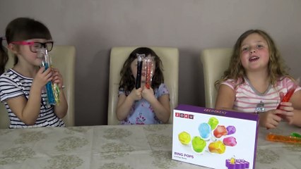 Sophia, Isabella e  Alice fazendo Moldes de Pop de Gelo divertido e saborosos