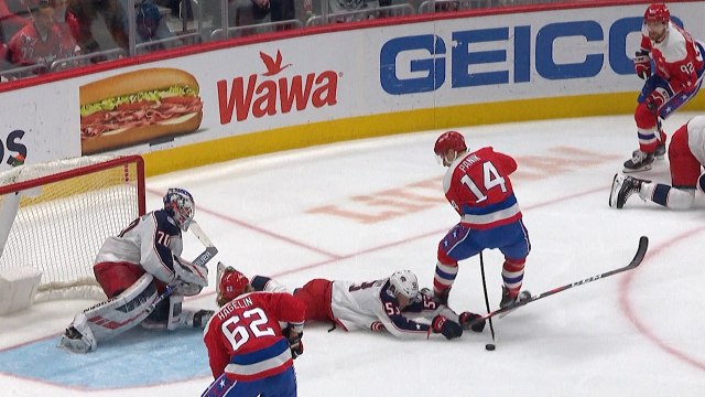 Richard Panik delivers unreal between-the-legs assist