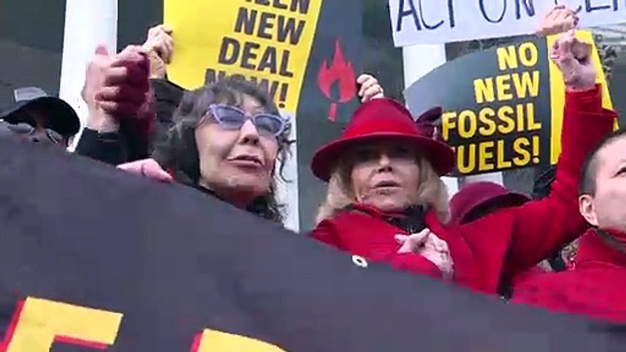 Arrestan a la actriz Lily Tomlin en protesta por el clima con Jane Fonda