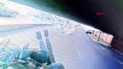 Arnavutköy'de motosiklet kazası kamerada