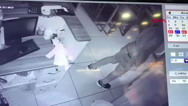 Arnavutköy'de iş yerinden televizyon ve bilgisayar çalan şüpheli kamerada