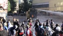 Incendio y violentos choques en nueva marcha en Chile