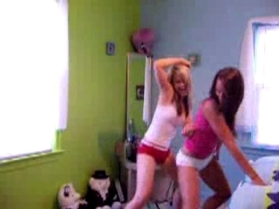 2 filles qui dansent dans une chambre