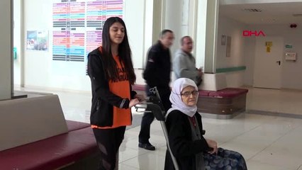 Muğla öğrenciler, yaşlı ve engelli hastalara refakat ediyor