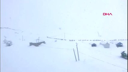 Öğrenciler, karda tek sıra halinde yürüdü