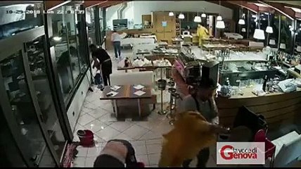 Mira cómo esta ola gigante rompe ventanas y provoca el caos en un restaurante italiano