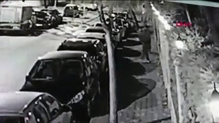 Otomobilin camını kırıp hırsızlık yapan şüpheliler kamerada