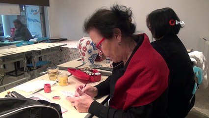 Ev hanımlarının yüzünü güldüren 'Çini sanatı'