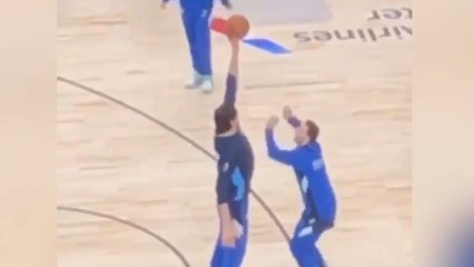Boban Marjanovic usa su 2'40 de envergadura para jugar con Luka Doncic