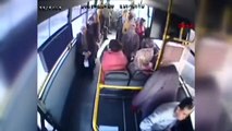 Otobüs şoförüne cep telefonu dayağı kamerada