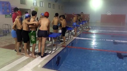 Ağrı'da geleceğin şampiyon yüzücüleri yetişiyor