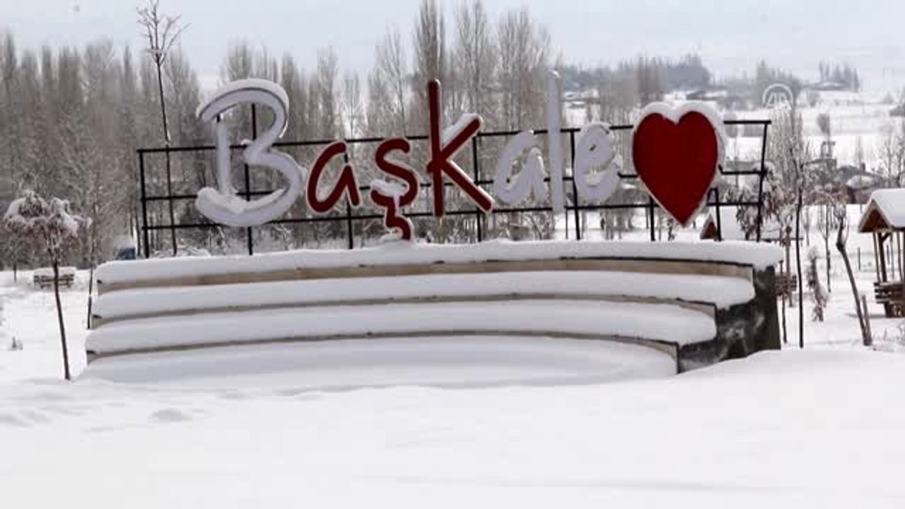Başkale Belediyesi gece gündüz karla mücadele ediyor - VAN