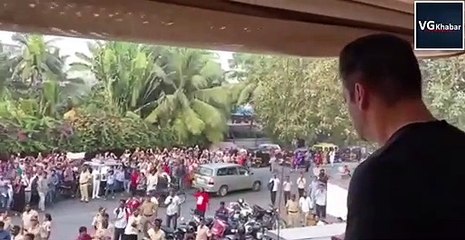 बर्थडे पर फैन्स से मिलकर भावुक हुए बॉलीवुड के दबंग यानि सलमान खान, वीडियो हुआ वायरल