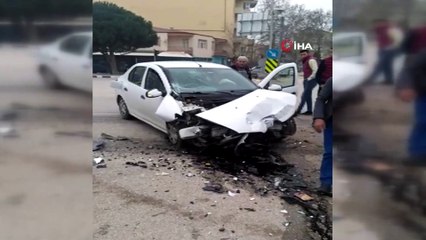 Tüp dolu kamyonetle otomobil çarpıştı, facianın eşiğinden dönüldü