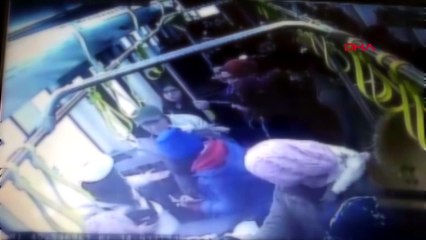 Otobüste iki genç kıza taciz şüphelisine dayak kamerada