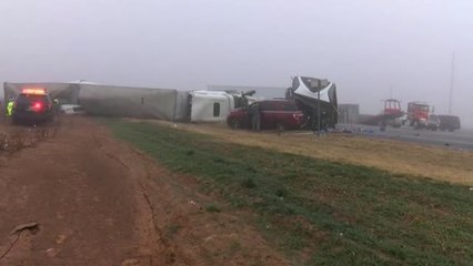 Скачать видео: Un camión sufre un aparatoso accidente sin víctimas en Texas (EEUU)