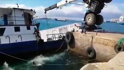 Un équipage qui se sauve après le naufrage de leur bateau !
