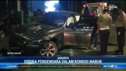 Polisi Olah TKP Tabrakan di Apotek Senopati