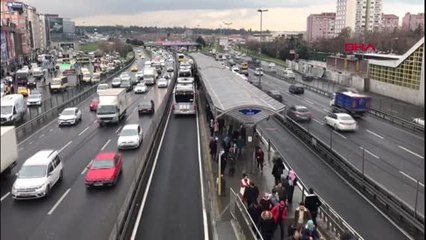 Şirinevler durağında yolcuya metrobüs çarptı, avcılar yönünde seferler yapılamıyor