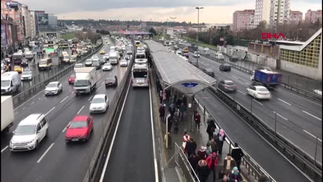 Şirinevler durağında yolcuya metrobüs çarptı, avcılar yönünde seferler yapılamıyor