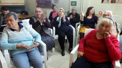 Huzurevinde kalan yaşlılar için sazlı sözlü erken yılbaşı kutlaması