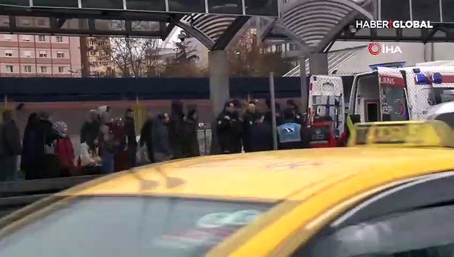 Şirinevler durağında metrobüs yolcuya çarptı