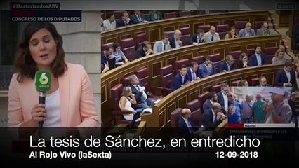 "Tres periodistas de distintos medios, en la puerta de la universidad esperando la tesis de Sánchez"
