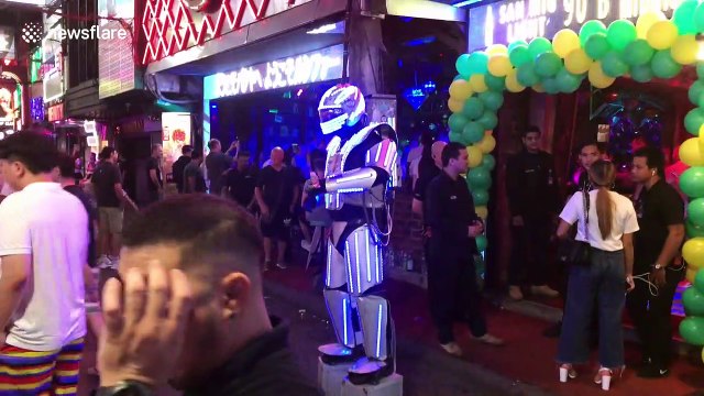 Illuminated robot lures guests into nightclub