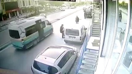 Araçtan çanta hırsızlığı güvenlik kamerasına yansıdı
