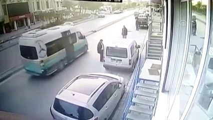 Araçtan çanta hırsızlığı güvenlik kamerasına yansıdı - İZMİR