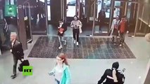 Esta chica rompe una puerta de cristal por distraerse con su teléfono mientras caminaba